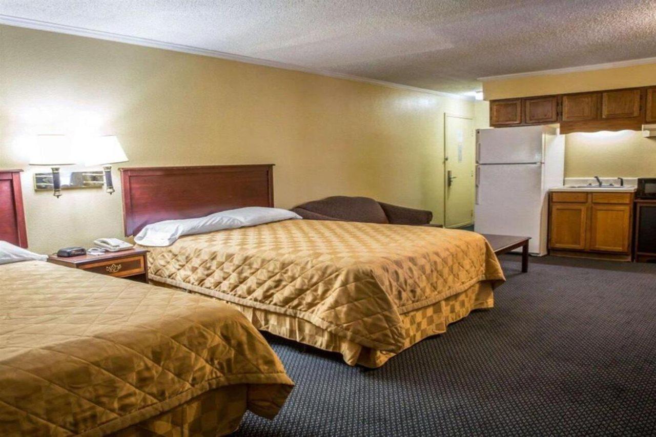 Rodeway Inn & Suites Plymouth Hwy 64 Екстериор снимка