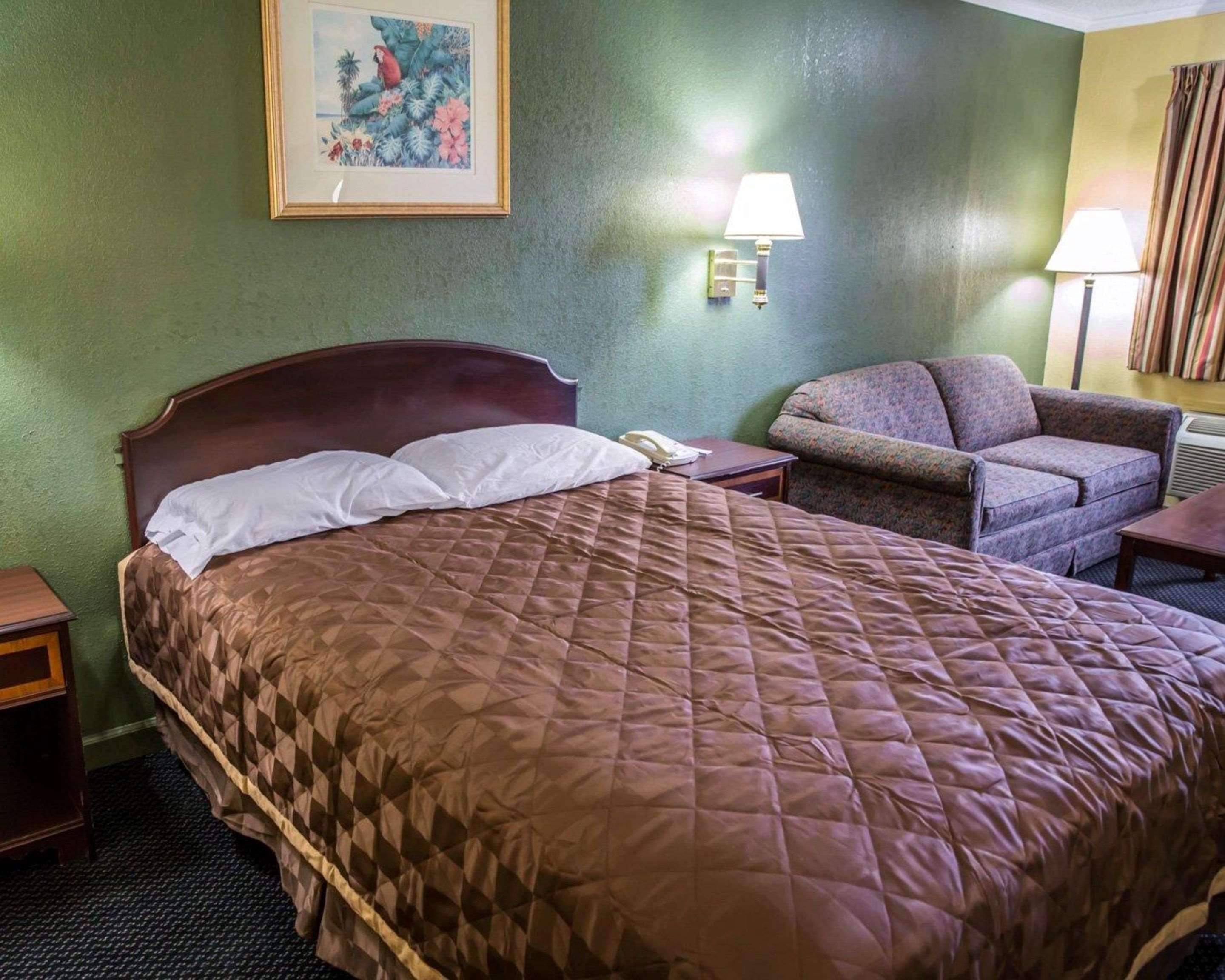 Rodeway Inn & Suites Plymouth Hwy 64 Екстериор снимка