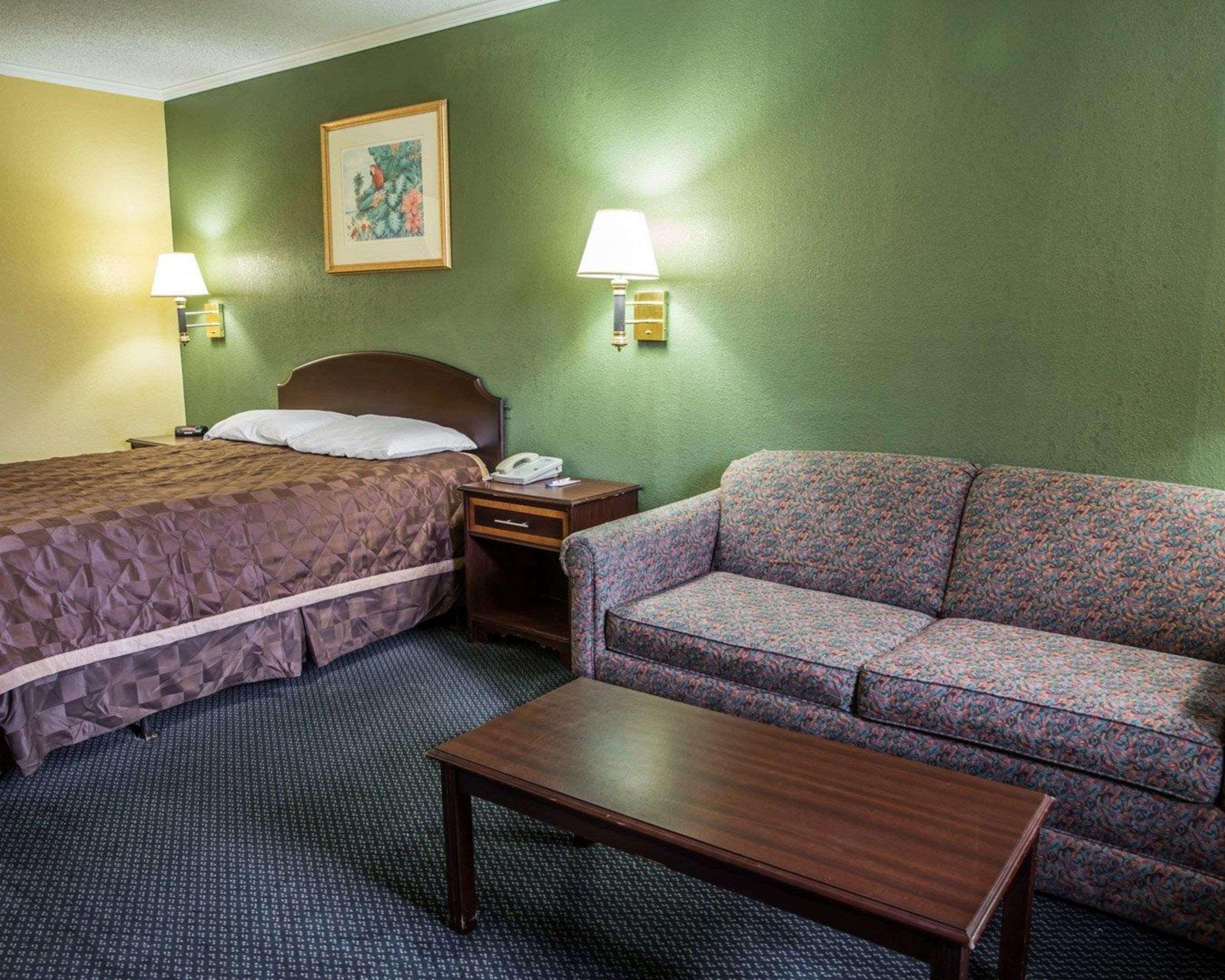 Rodeway Inn & Suites Plymouth Hwy 64 Екстериор снимка