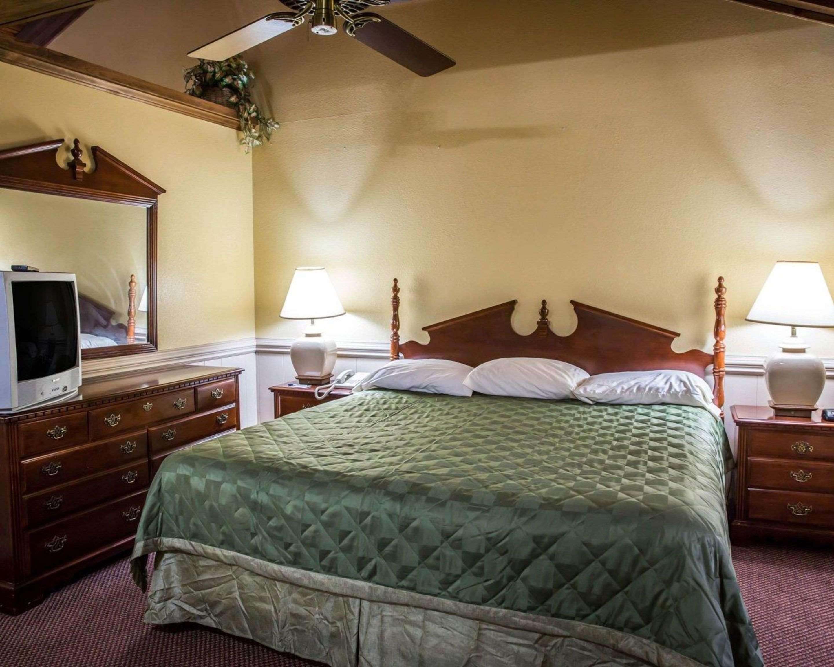 Rodeway Inn & Suites Plymouth Hwy 64 Екстериор снимка