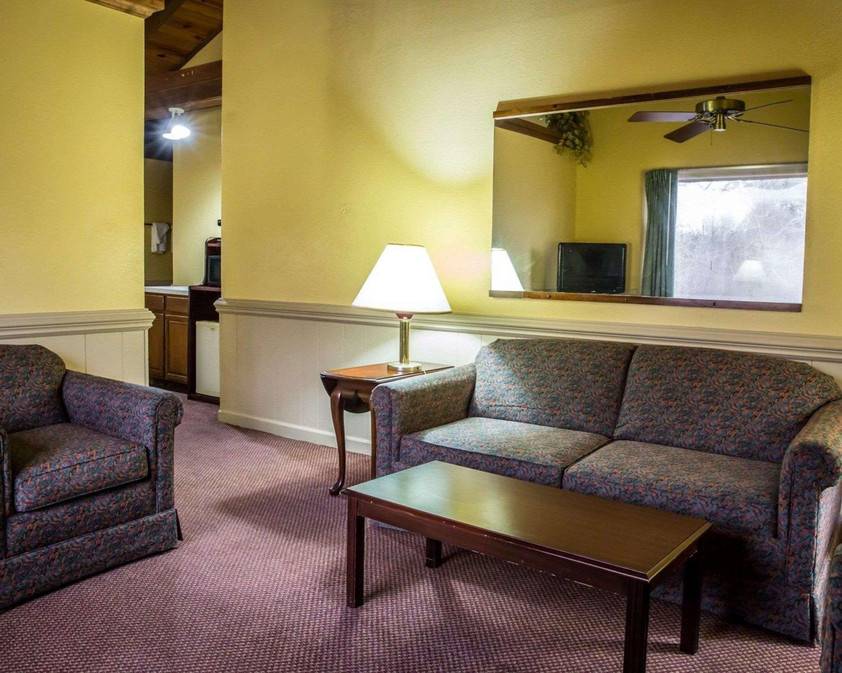 Rodeway Inn & Suites Plymouth Hwy 64 Екстериор снимка