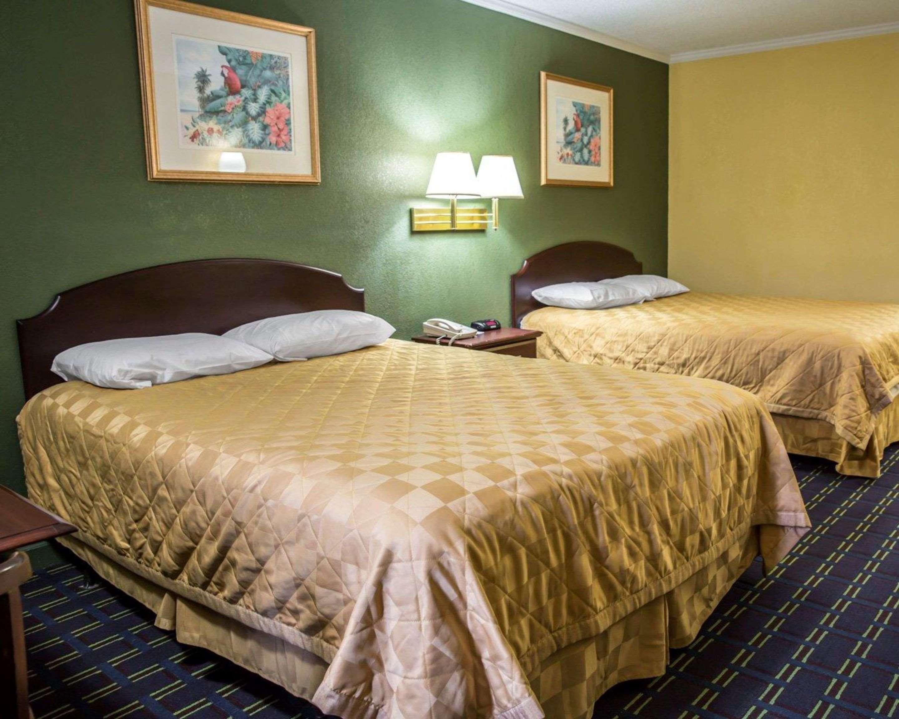 Rodeway Inn & Suites Plymouth Hwy 64 Екстериор снимка