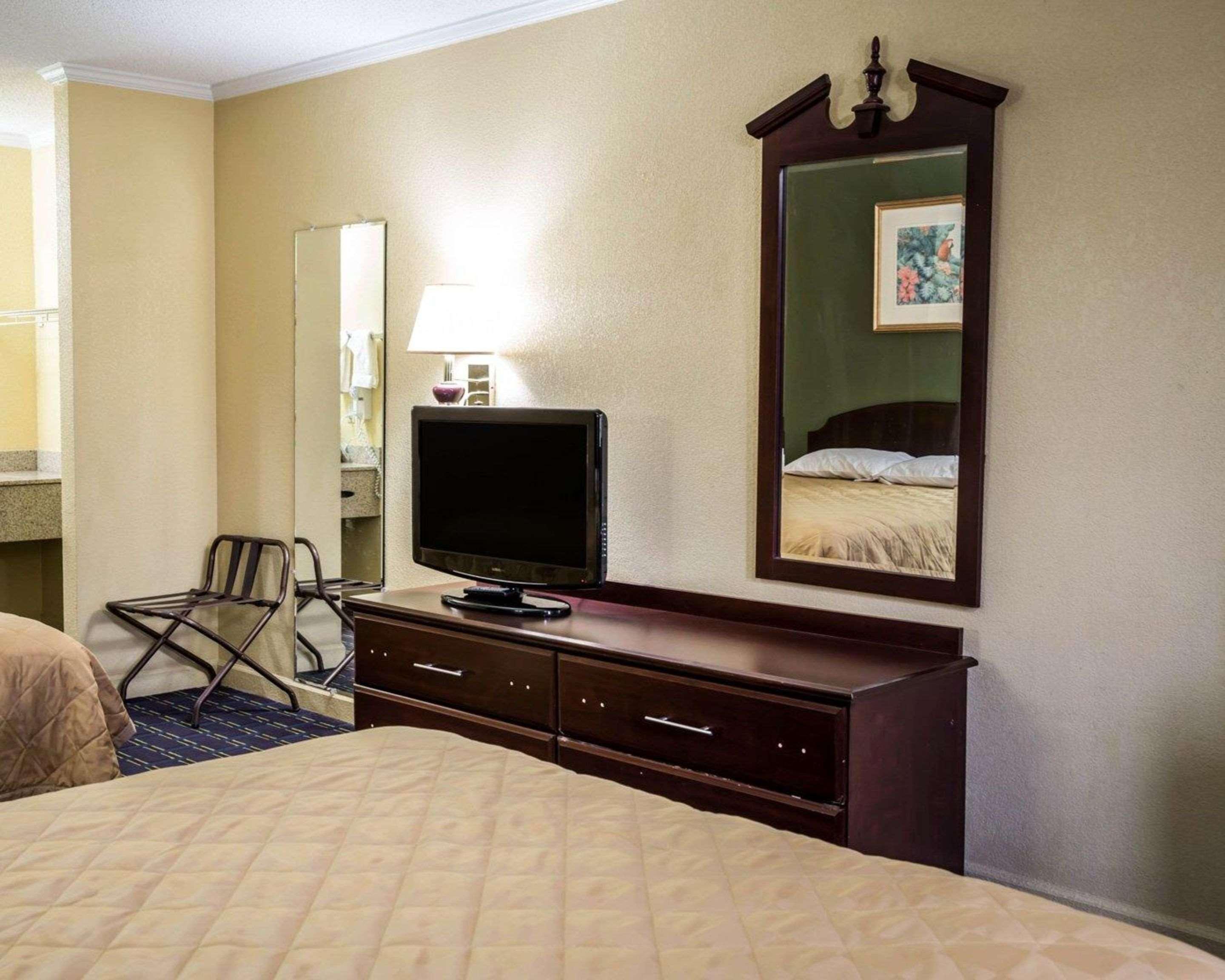 Rodeway Inn & Suites Plymouth Hwy 64 Екстериор снимка