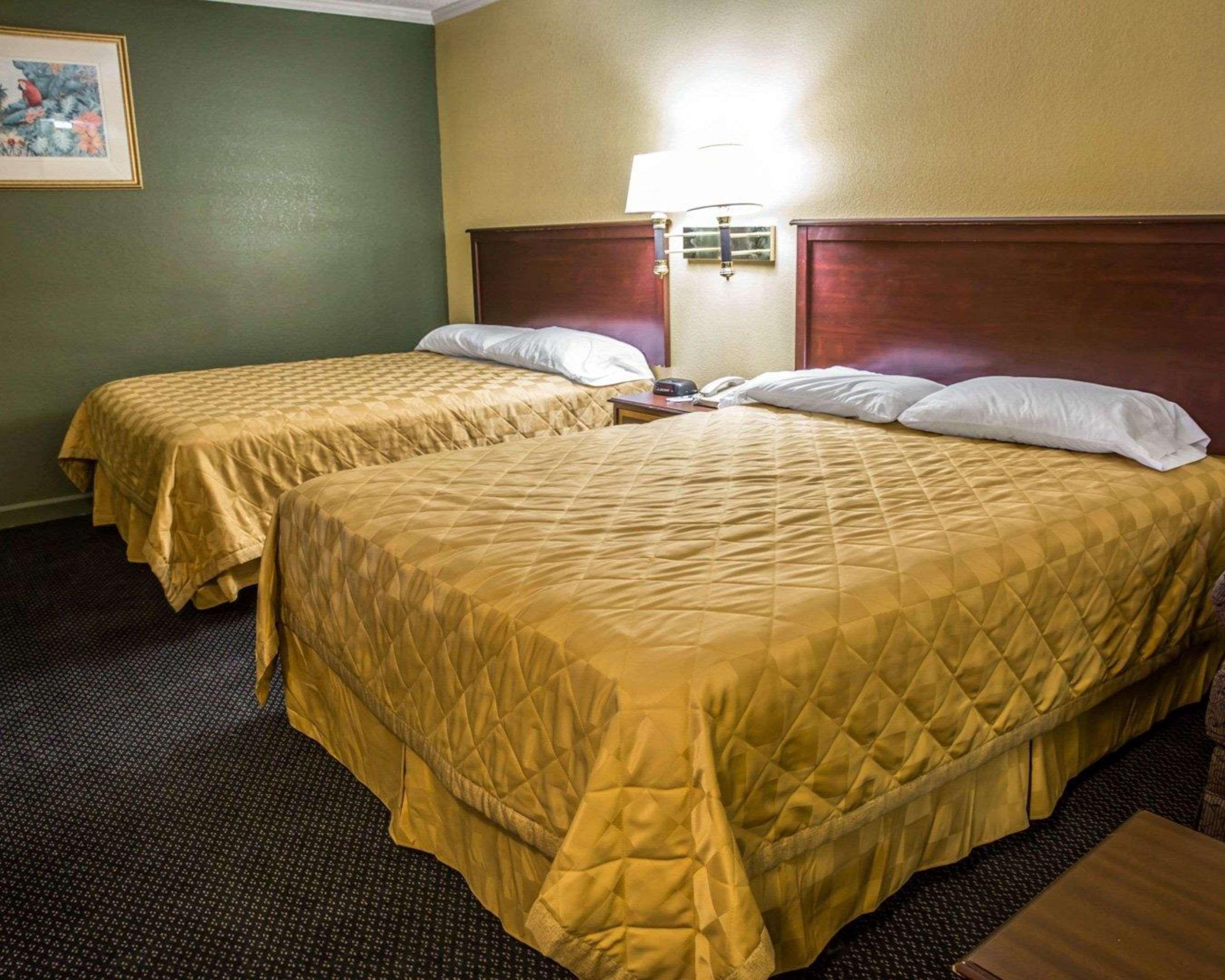 Rodeway Inn & Suites Plymouth Hwy 64 Екстериор снимка