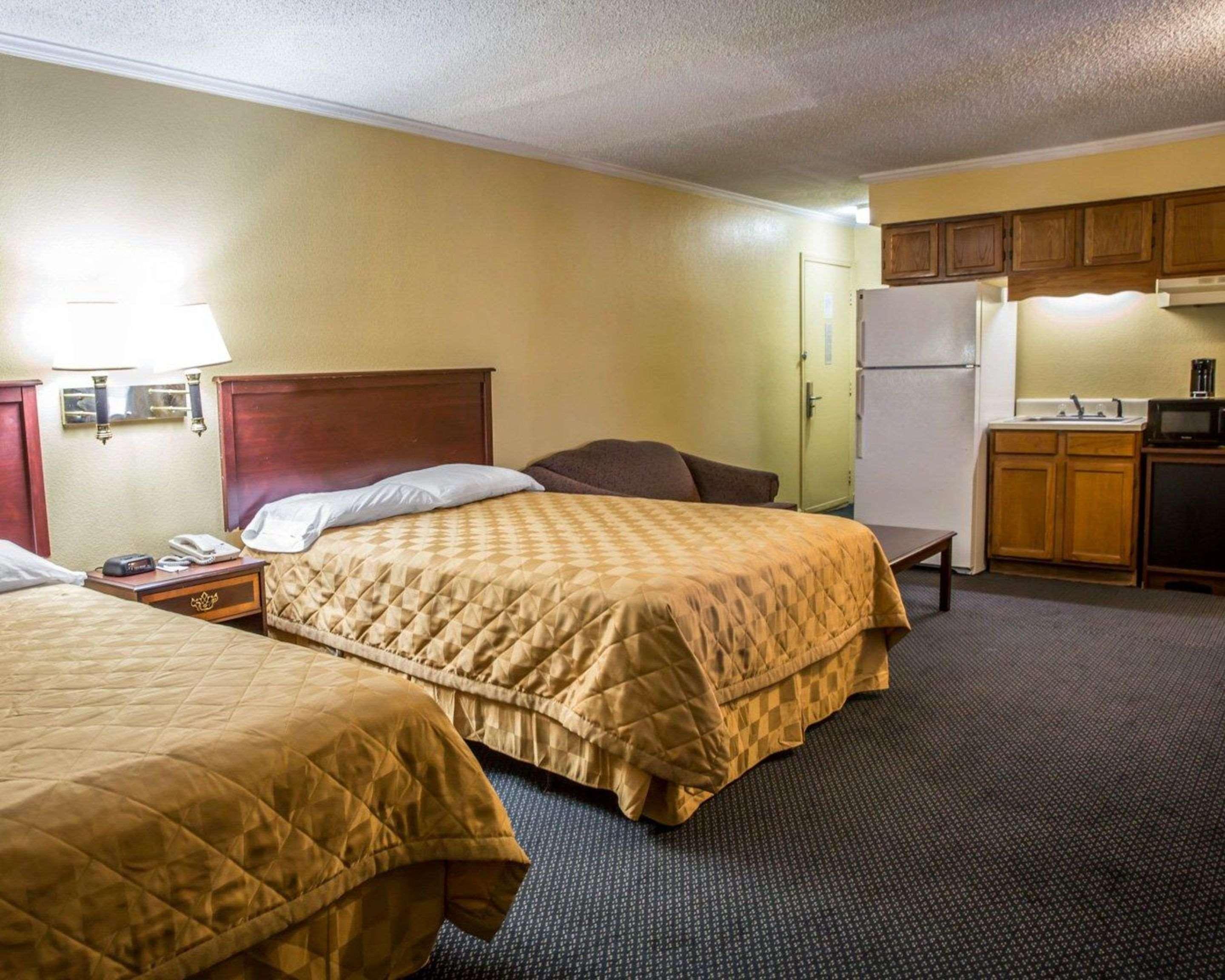 Rodeway Inn & Suites Plymouth Hwy 64 Екстериор снимка