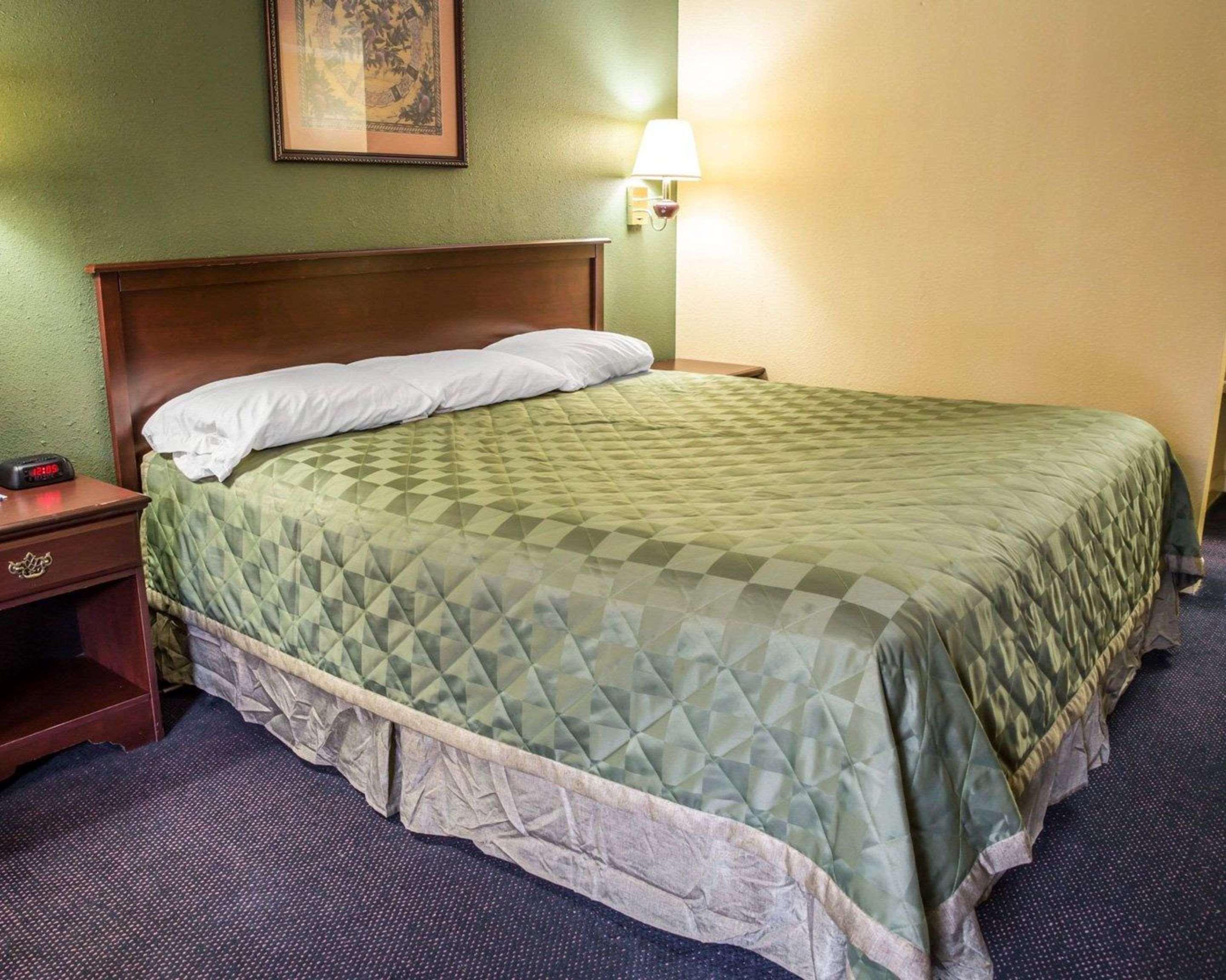 Rodeway Inn & Suites Plymouth Hwy 64 Екстериор снимка