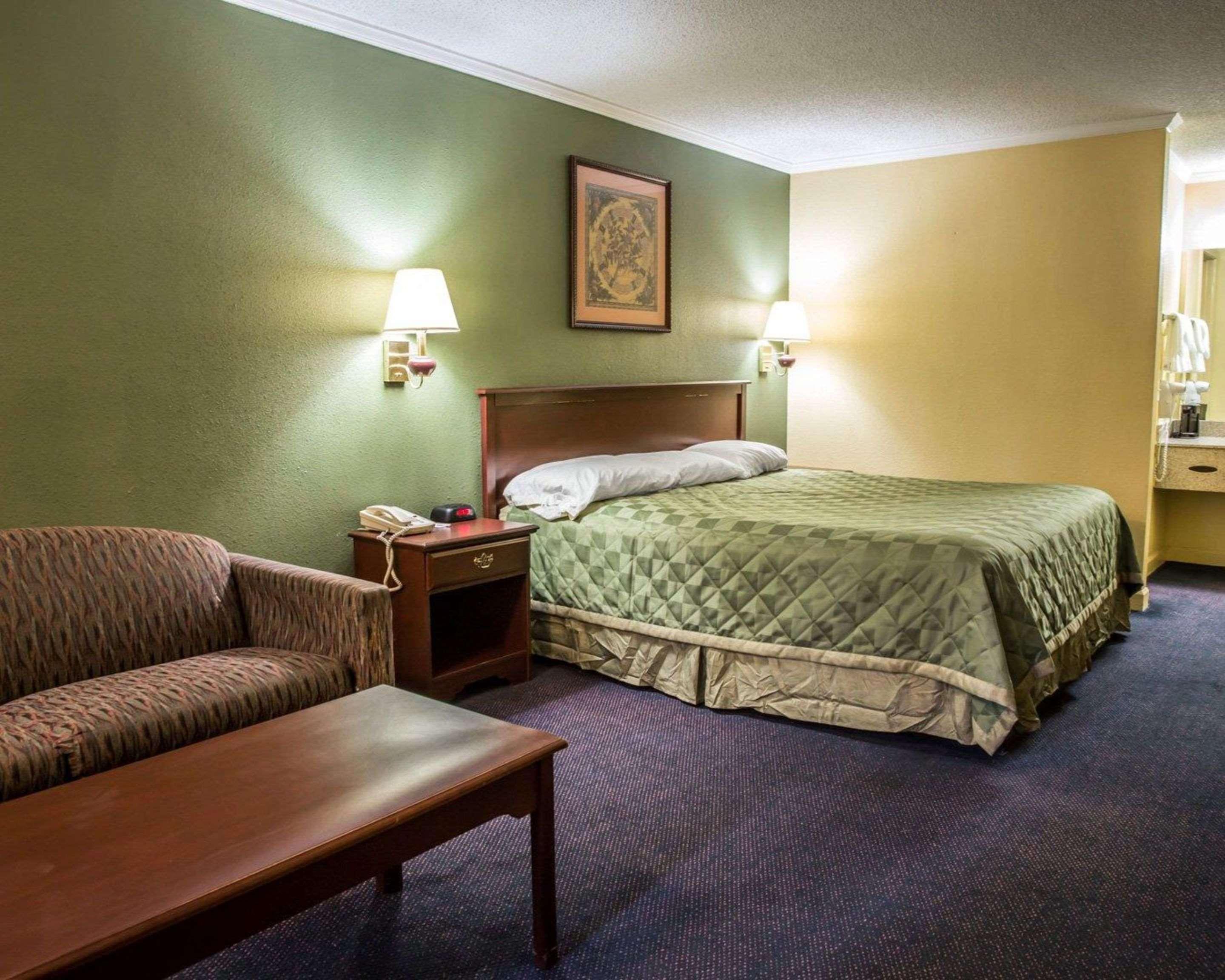 Rodeway Inn & Suites Plymouth Hwy 64 Екстериор снимка