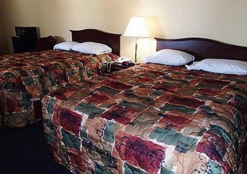 Rodeway Inn & Suites Plymouth Hwy 64 Екстериор снимка