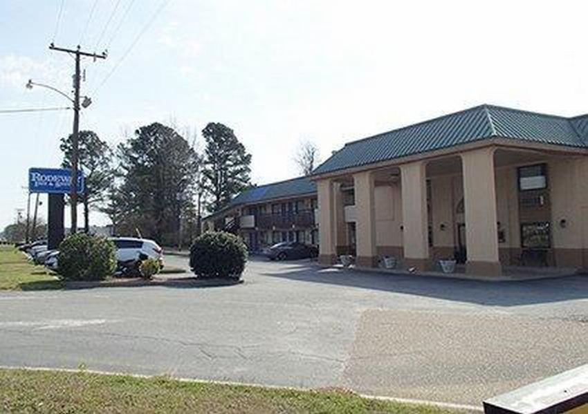 Rodeway Inn & Suites Plymouth Hwy 64 Екстериор снимка