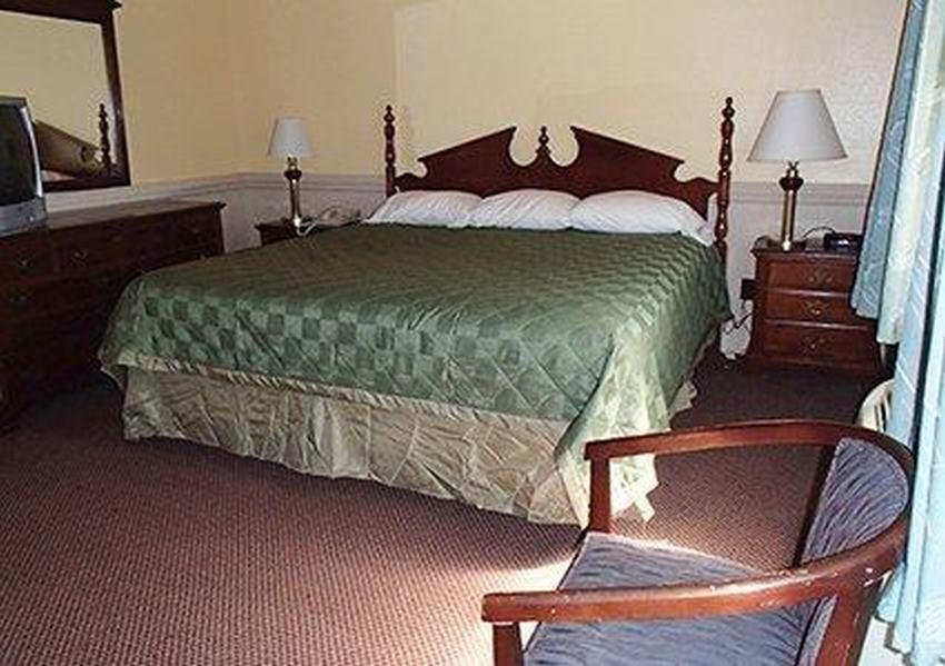 Rodeway Inn & Suites Plymouth Hwy 64 Екстериор снимка