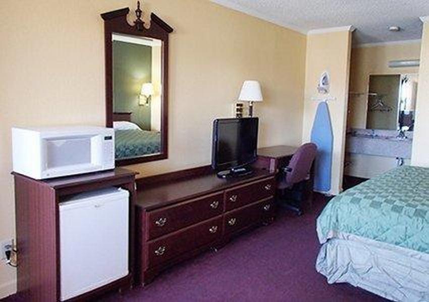 Rodeway Inn & Suites Plymouth Hwy 64 Екстериор снимка