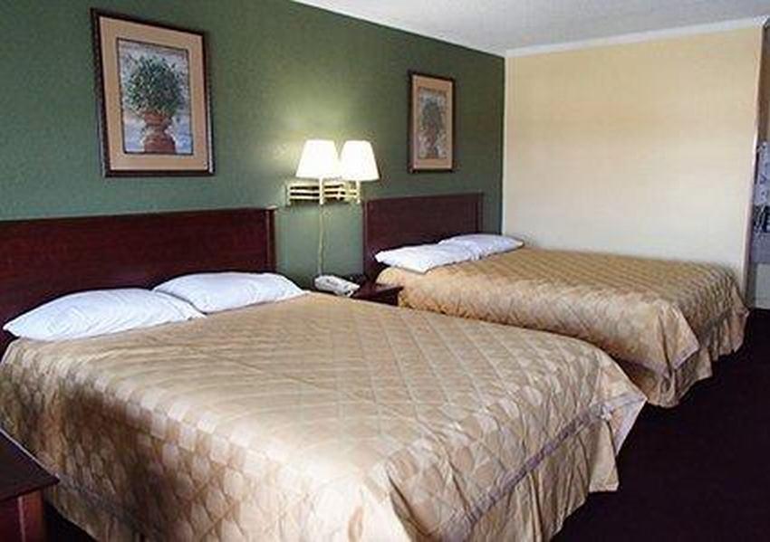 Rodeway Inn & Suites Plymouth Hwy 64 Екстериор снимка