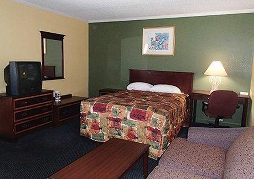 Rodeway Inn & Suites Plymouth Hwy 64 Екстериор снимка