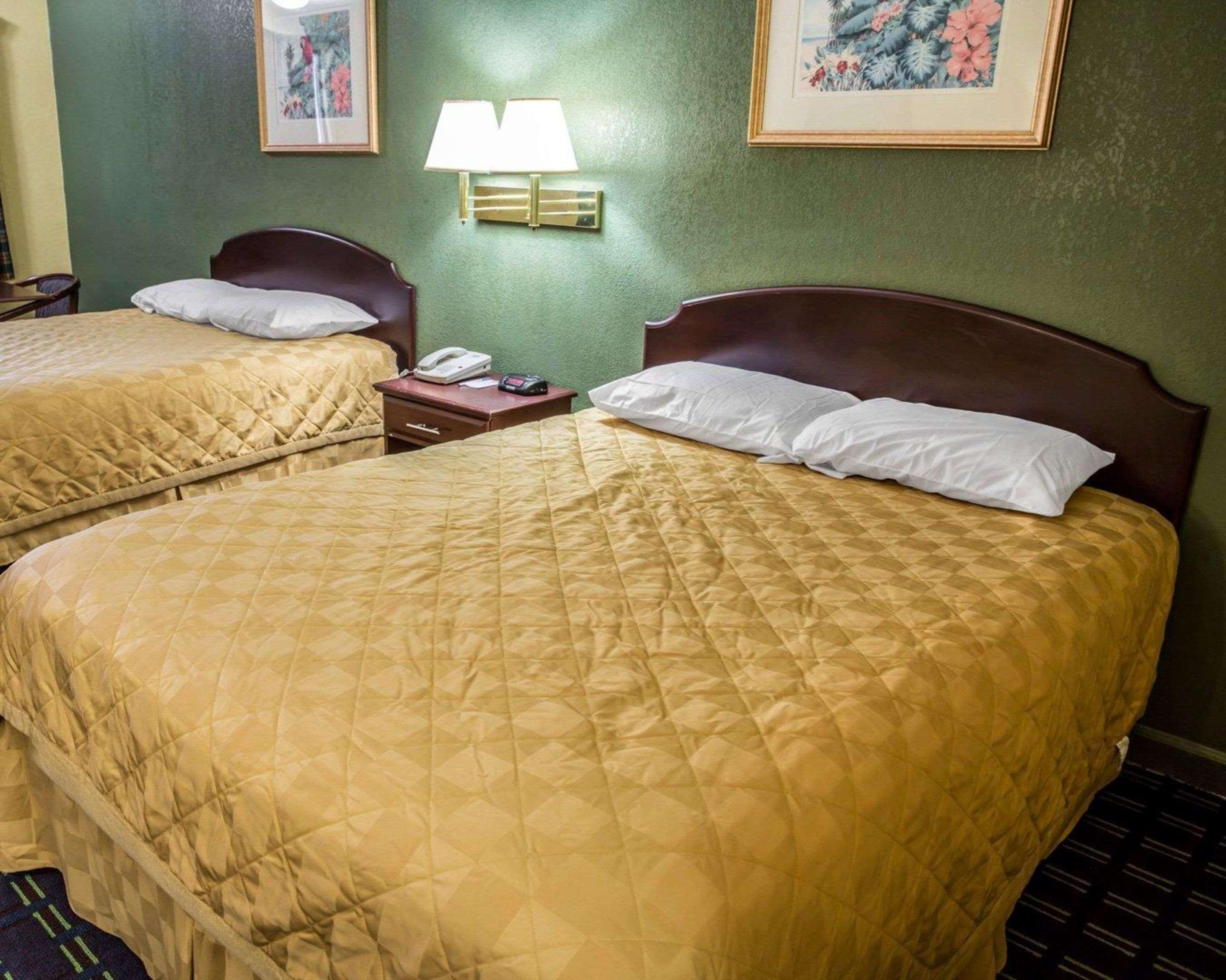 Rodeway Inn & Suites Plymouth Hwy 64 Екстериор снимка