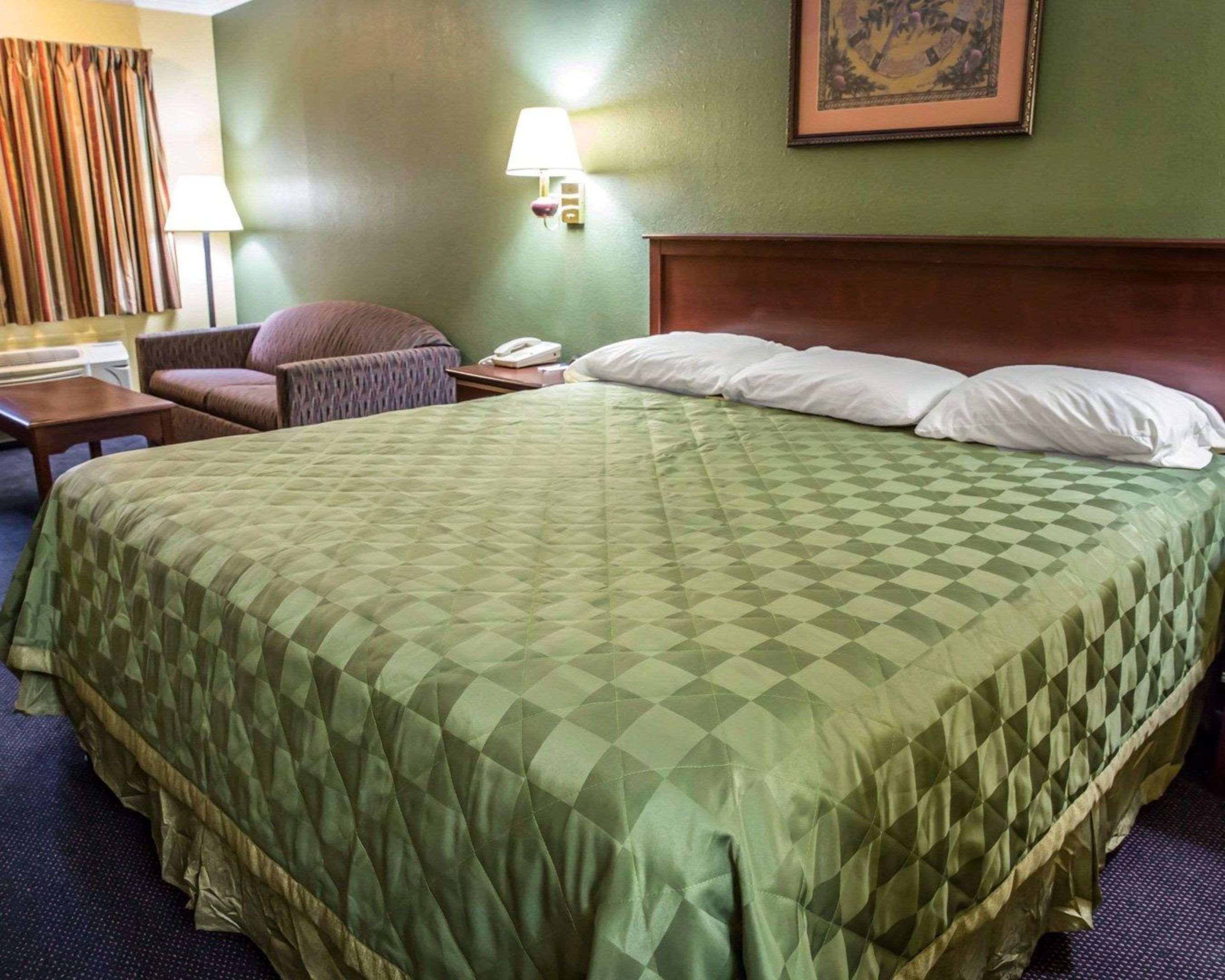 Rodeway Inn & Suites Plymouth Hwy 64 Екстериор снимка