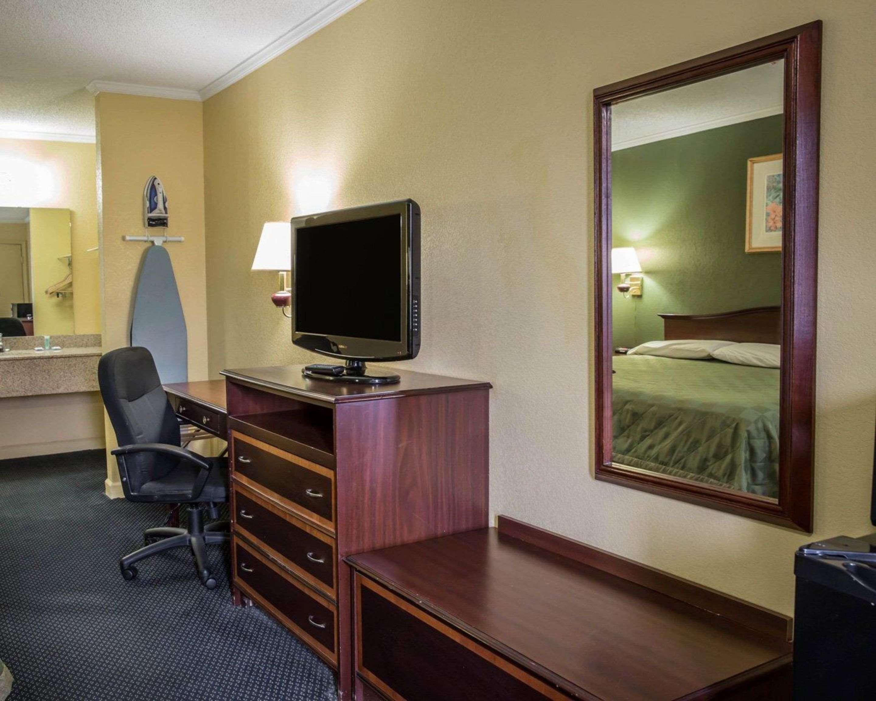 Rodeway Inn & Suites Plymouth Hwy 64 Екстериор снимка