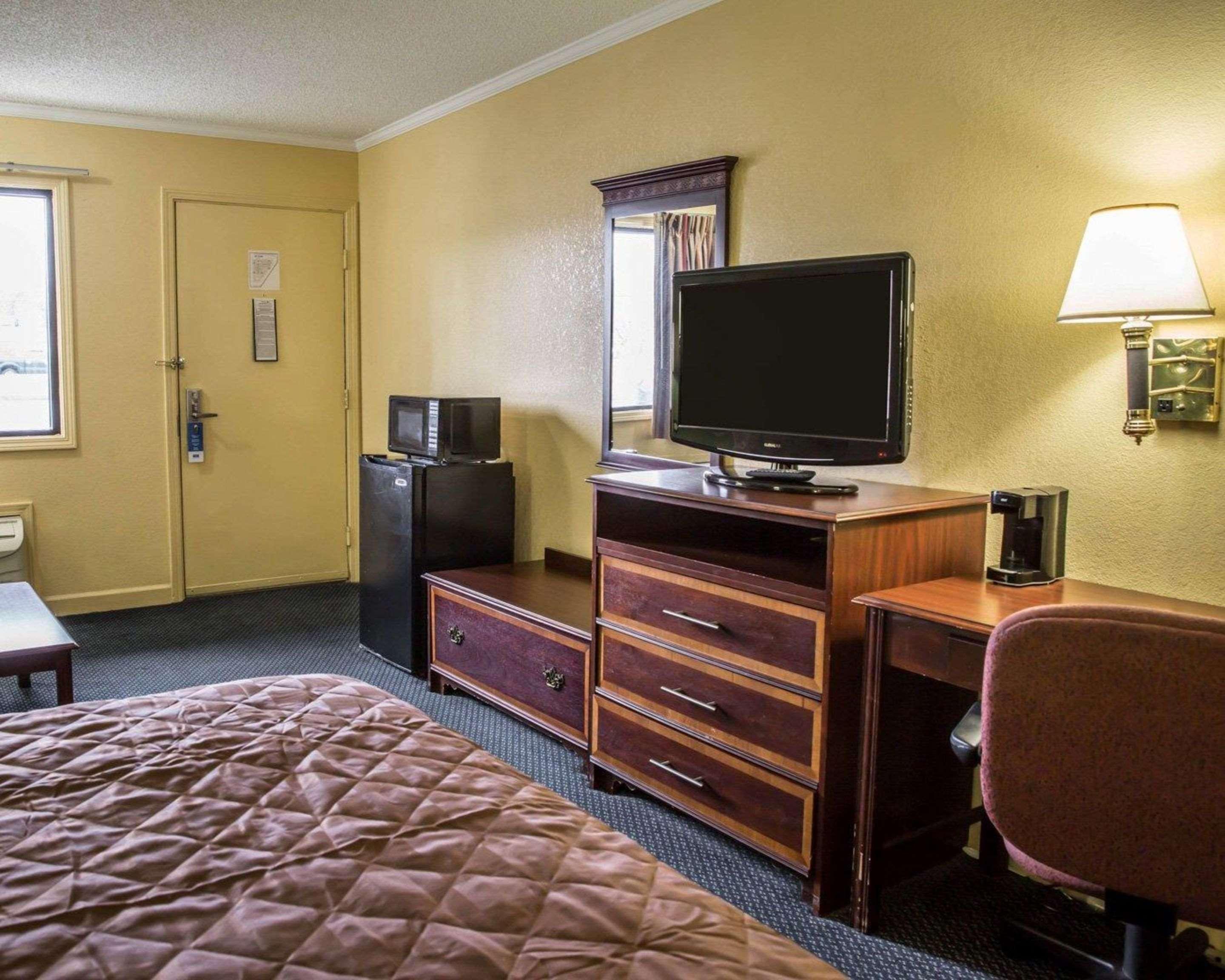 Rodeway Inn & Suites Plymouth Hwy 64 Екстериор снимка