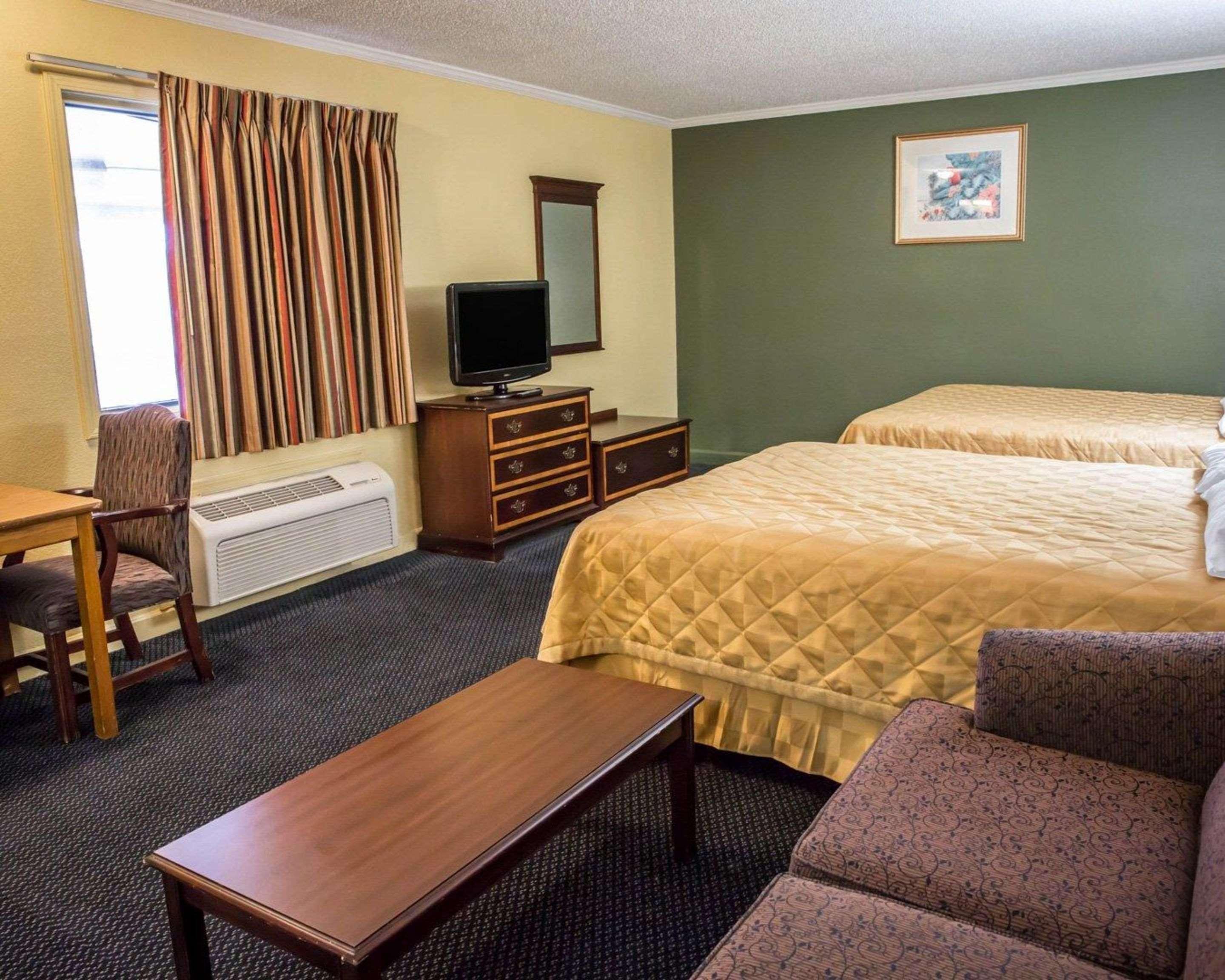 Rodeway Inn & Suites Plymouth Hwy 64 Екстериор снимка