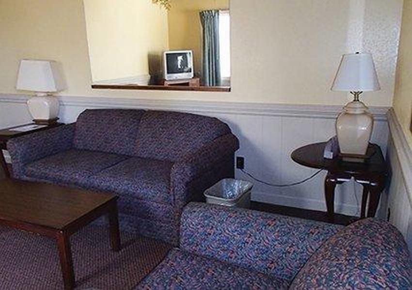 Rodeway Inn & Suites Plymouth Hwy 64 Екстериор снимка
