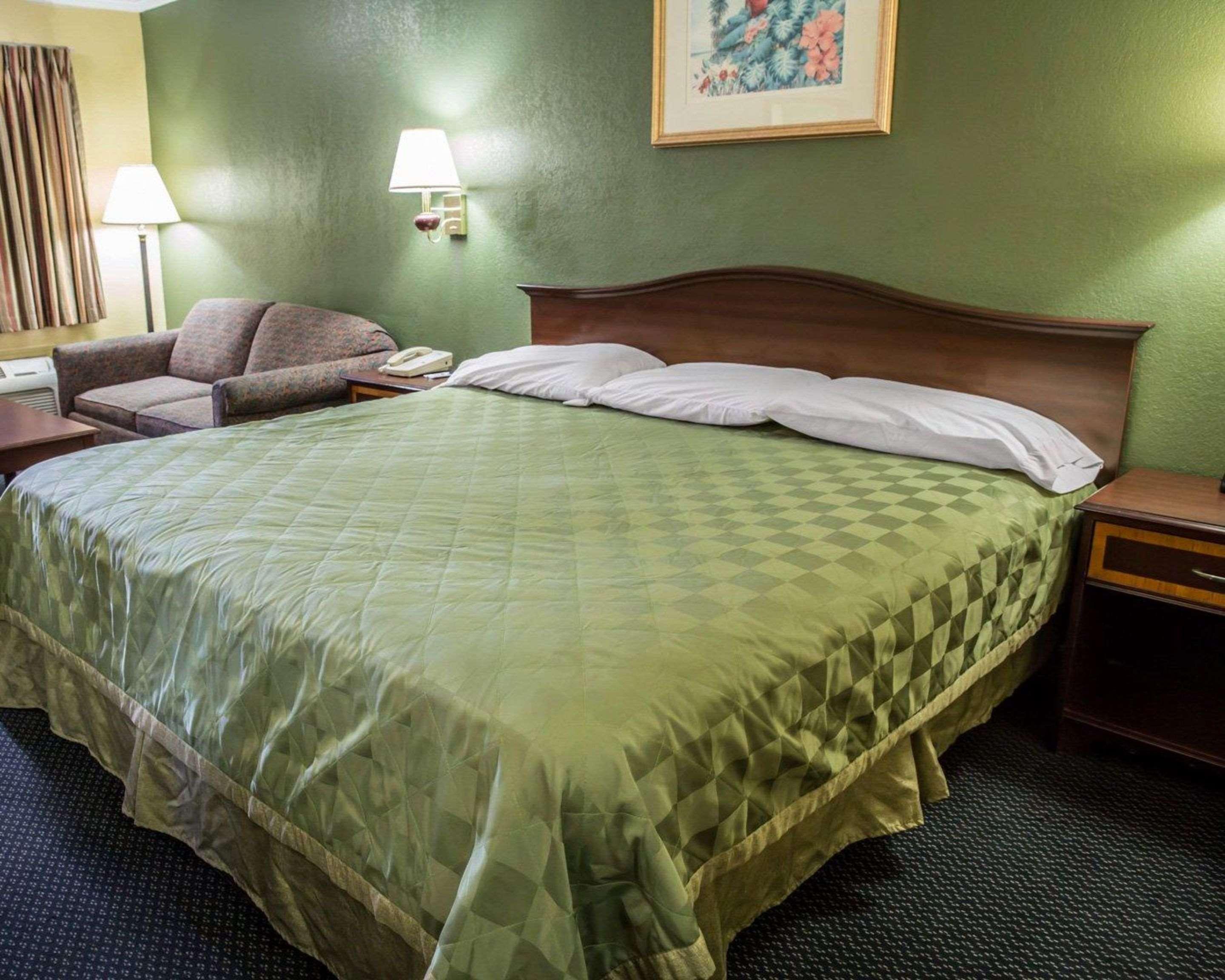 Rodeway Inn & Suites Plymouth Hwy 64 Екстериор снимка