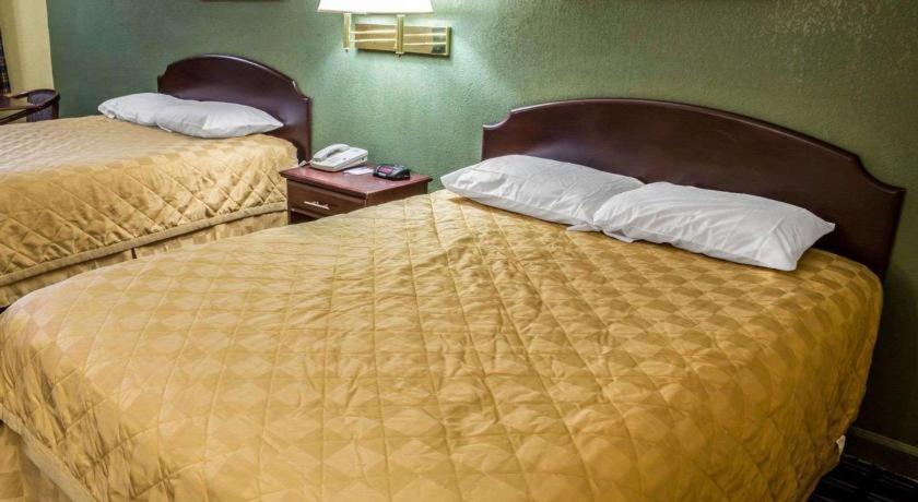 Rodeway Inn & Suites Plymouth Hwy 64 Екстериор снимка