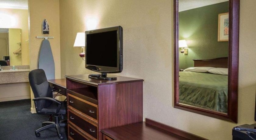 Rodeway Inn & Suites Plymouth Hwy 64 Екстериор снимка