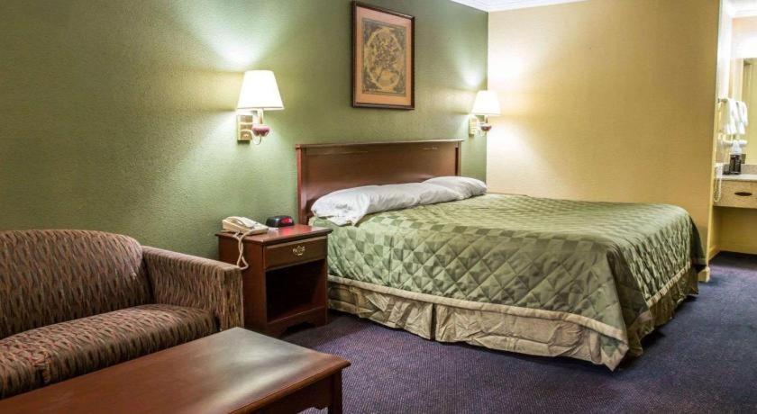 Rodeway Inn & Suites Plymouth Hwy 64 Екстериор снимка