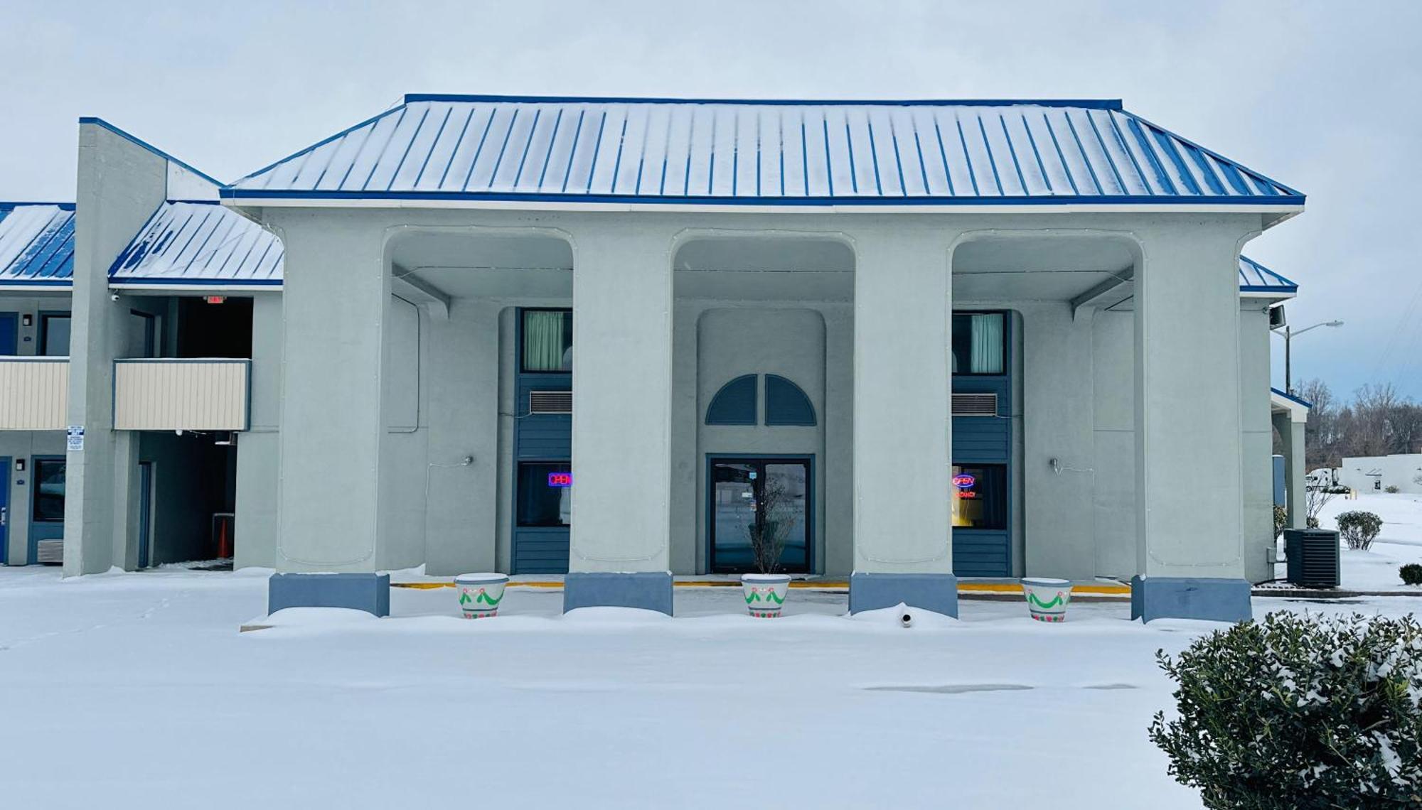 Rodeway Inn & Suites Plymouth Hwy 64 Екстериор снимка