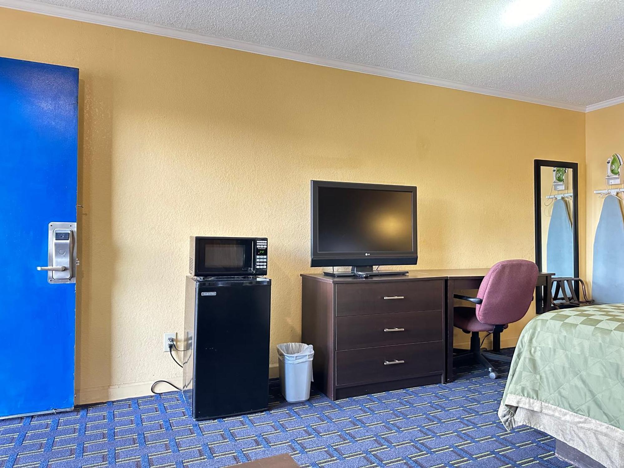 Rodeway Inn & Suites Plymouth Hwy 64 Екстериор снимка