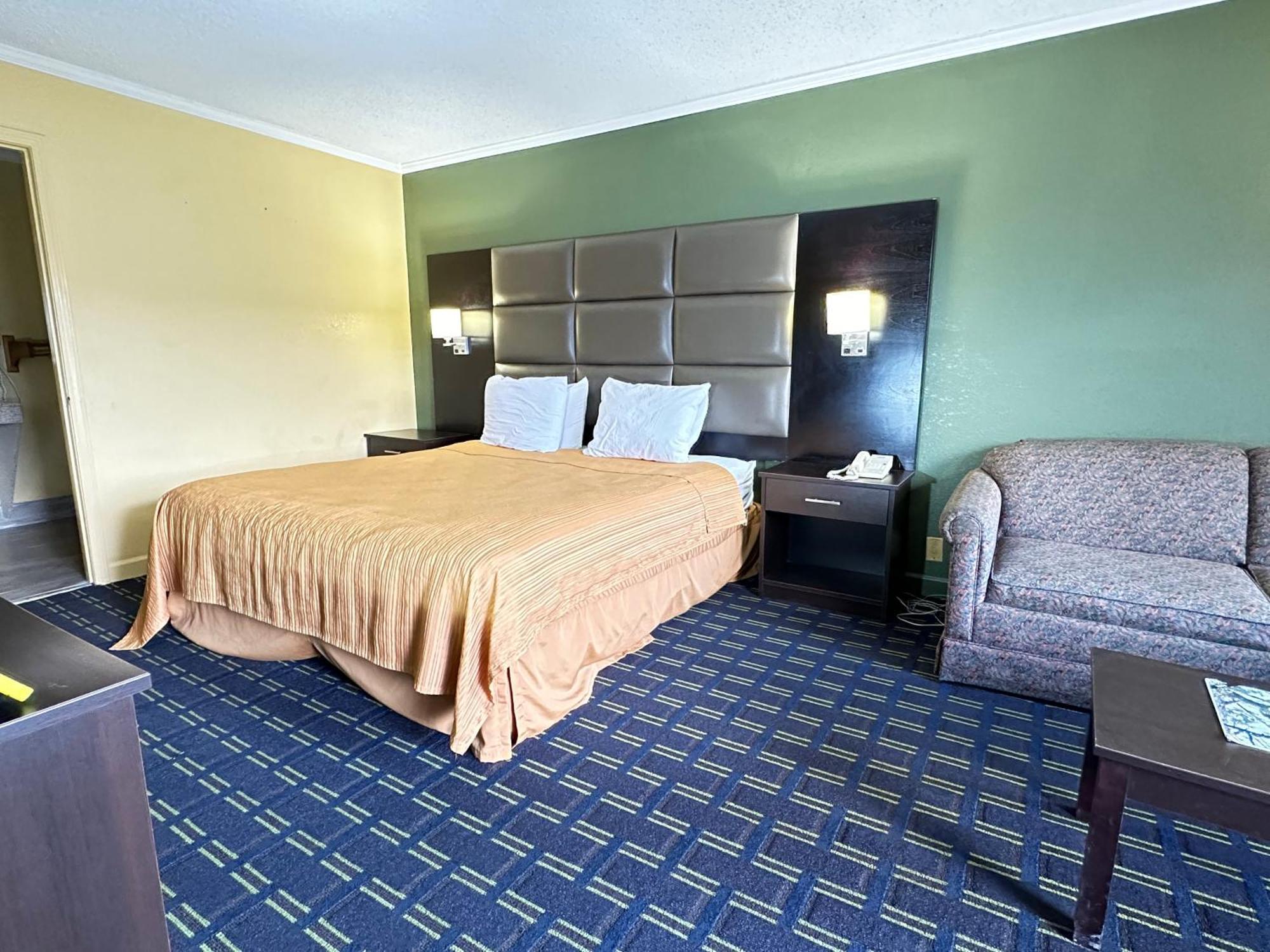 Rodeway Inn & Suites Plymouth Hwy 64 Екстериор снимка