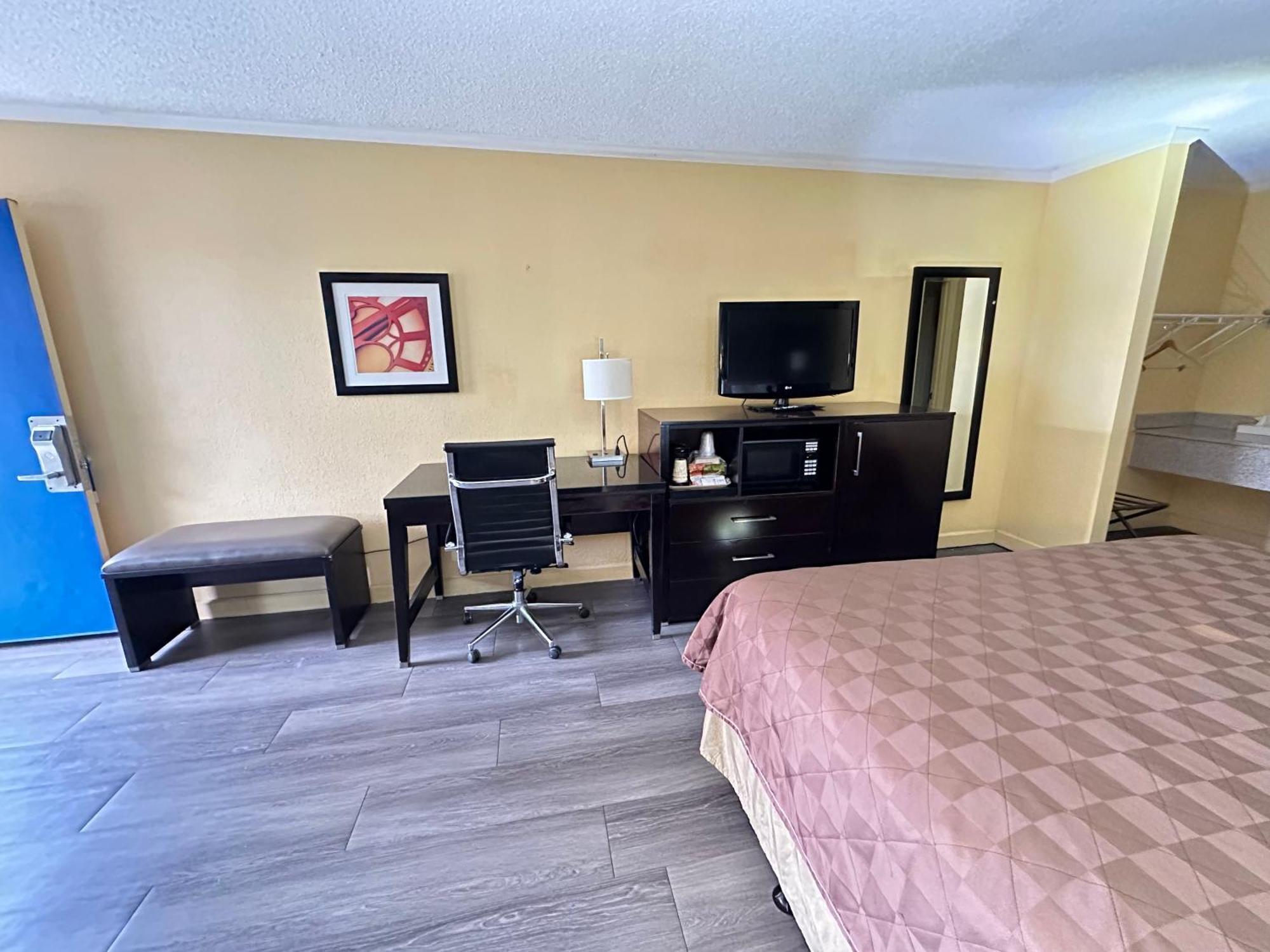 Rodeway Inn & Suites Plymouth Hwy 64 Екстериор снимка
