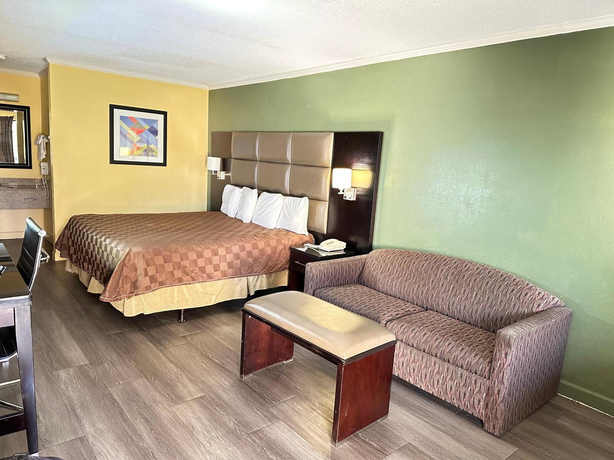 Rodeway Inn & Suites Plymouth Hwy 64 Екстериор снимка