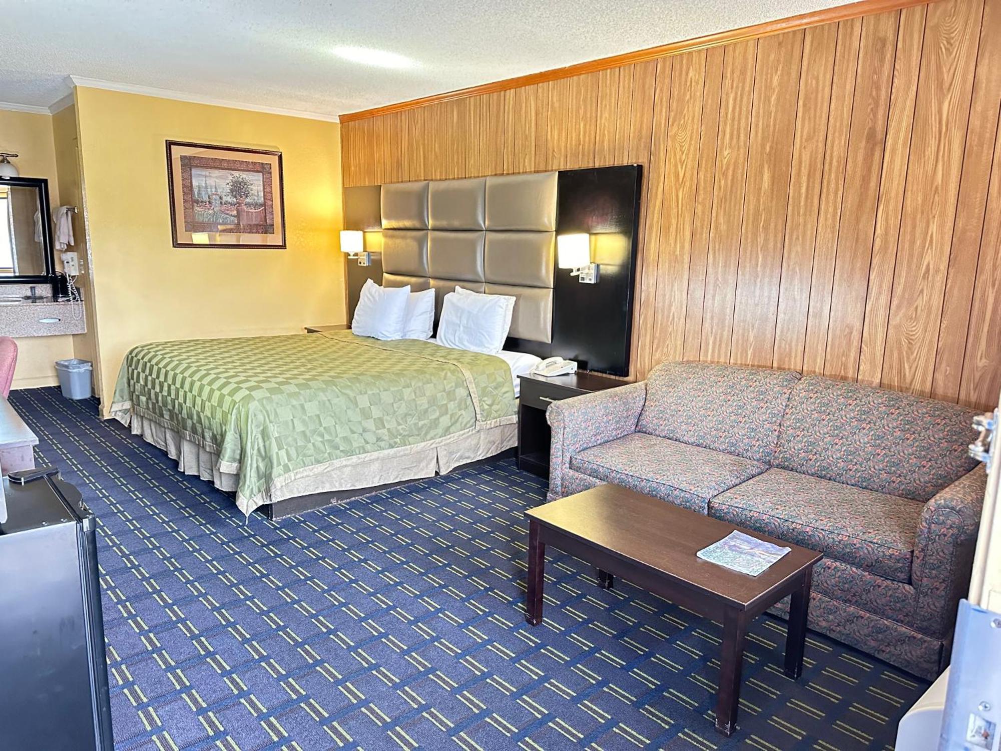 Rodeway Inn & Suites Plymouth Hwy 64 Екстериор снимка