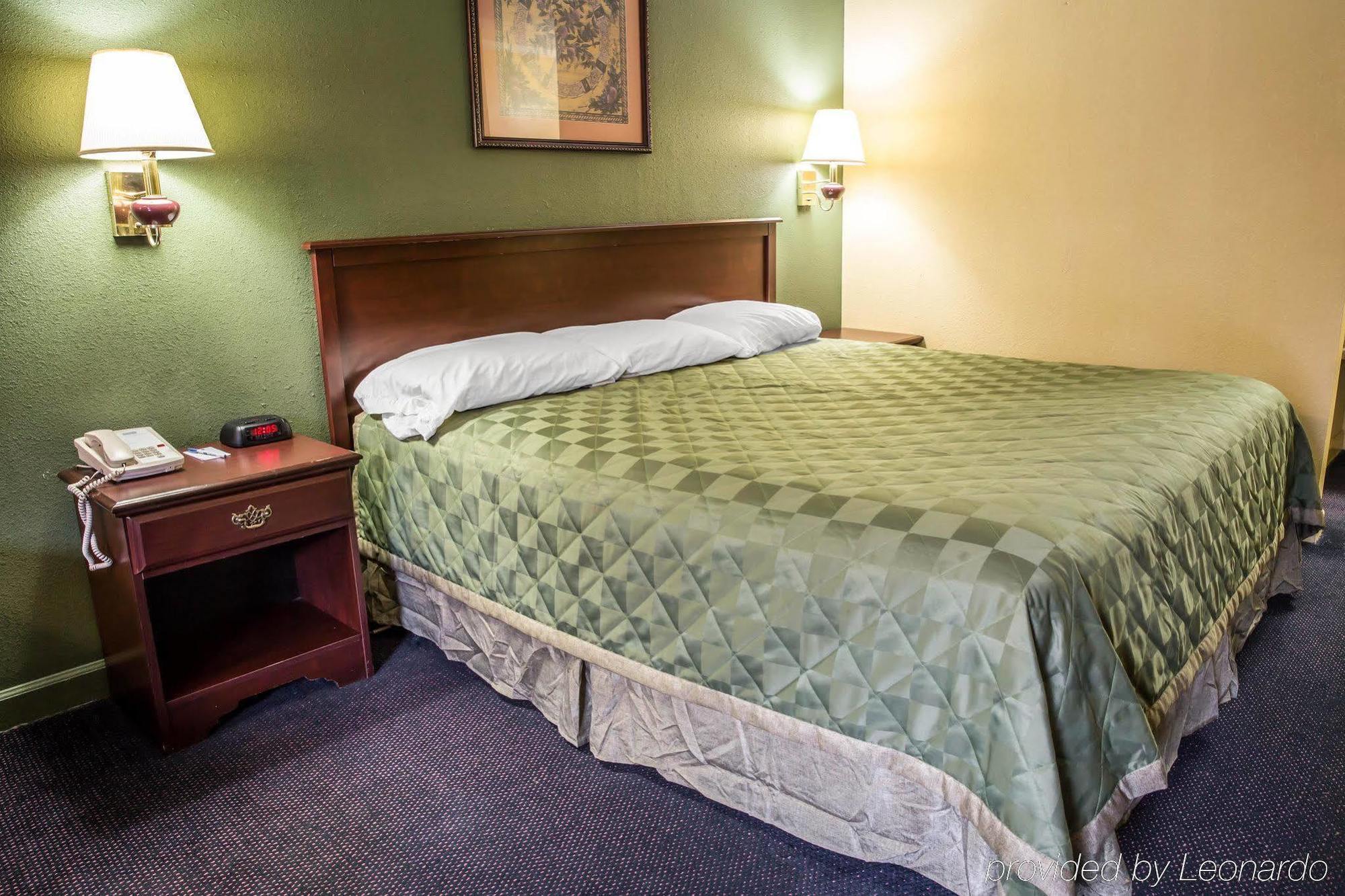 Rodeway Inn & Suites Plymouth Hwy 64 Екстериор снимка