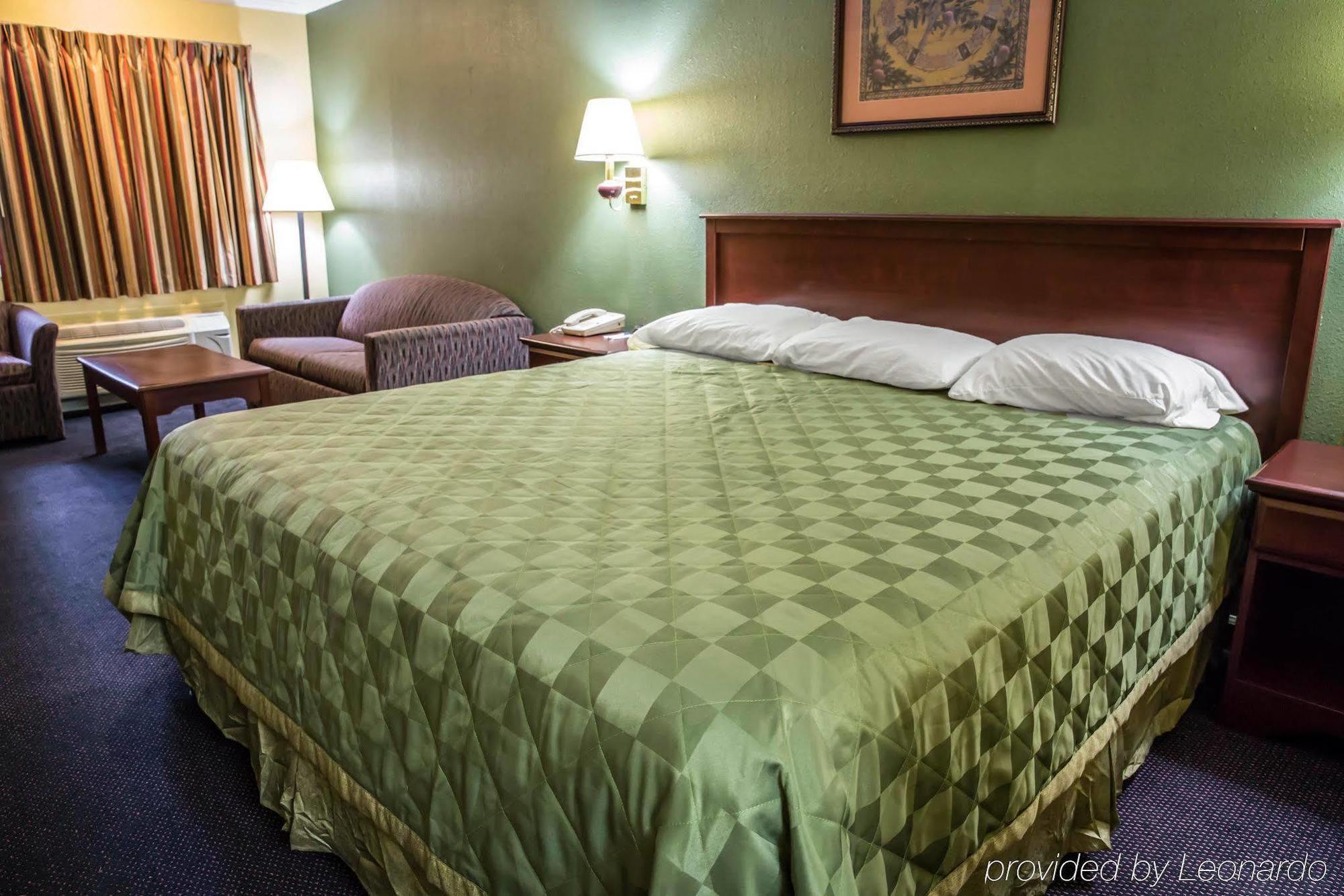 Rodeway Inn & Suites Plymouth Hwy 64 Екстериор снимка