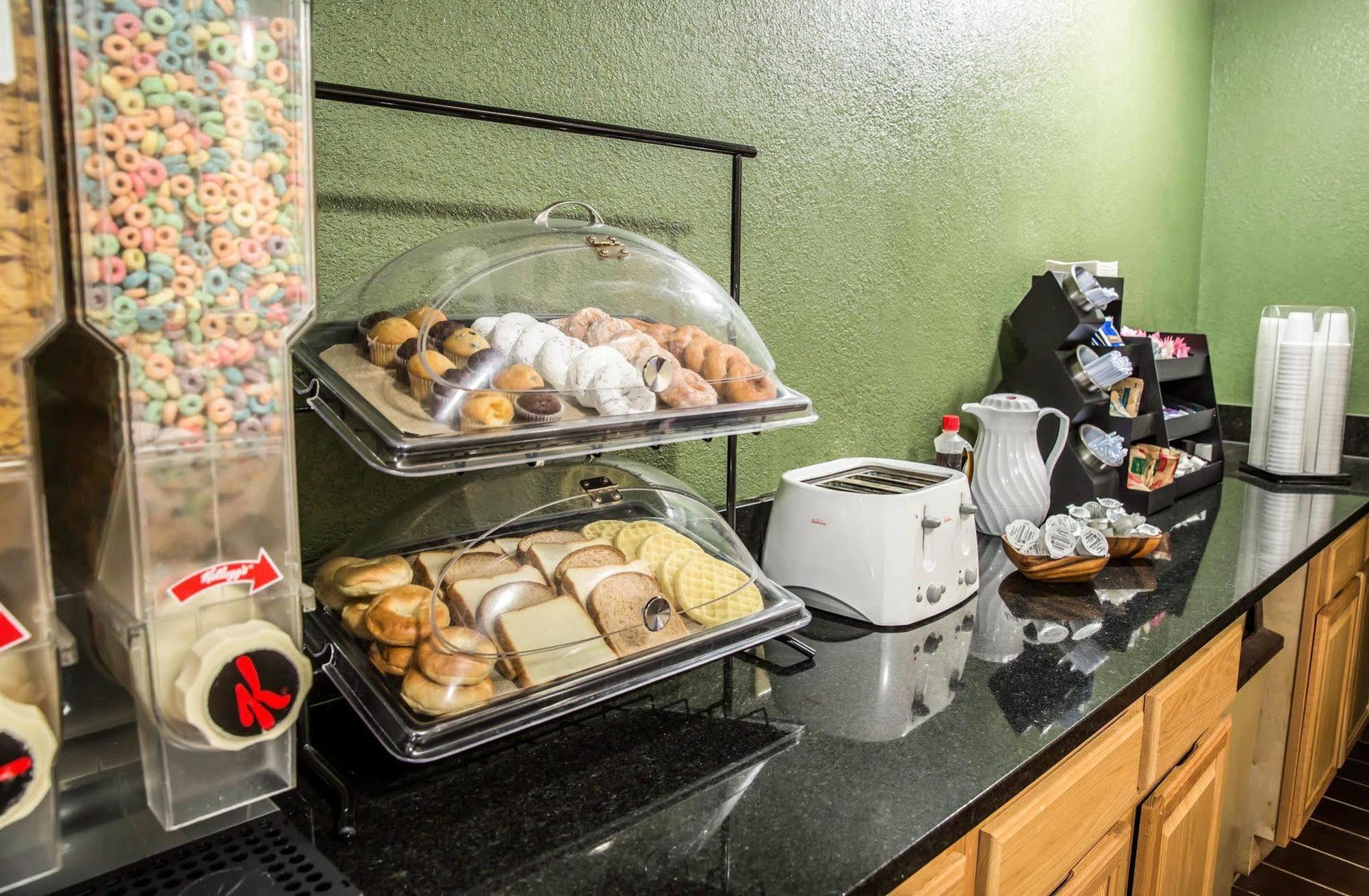 Rodeway Inn & Suites Plymouth Hwy 64 Екстериор снимка