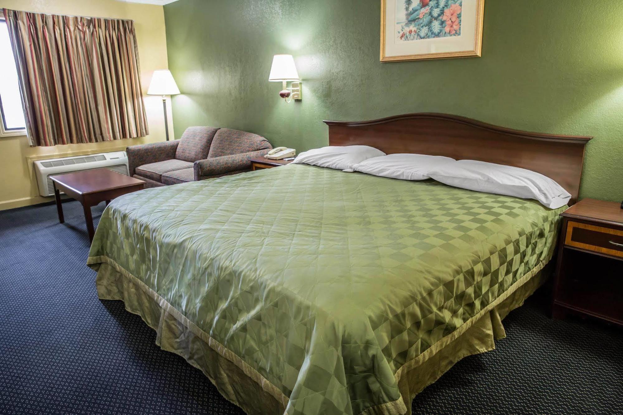 Rodeway Inn & Suites Plymouth Hwy 64 Екстериор снимка