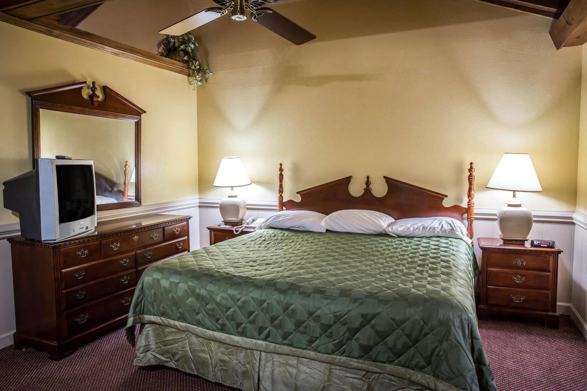 Rodeway Inn & Suites Plymouth Hwy 64 Екстериор снимка