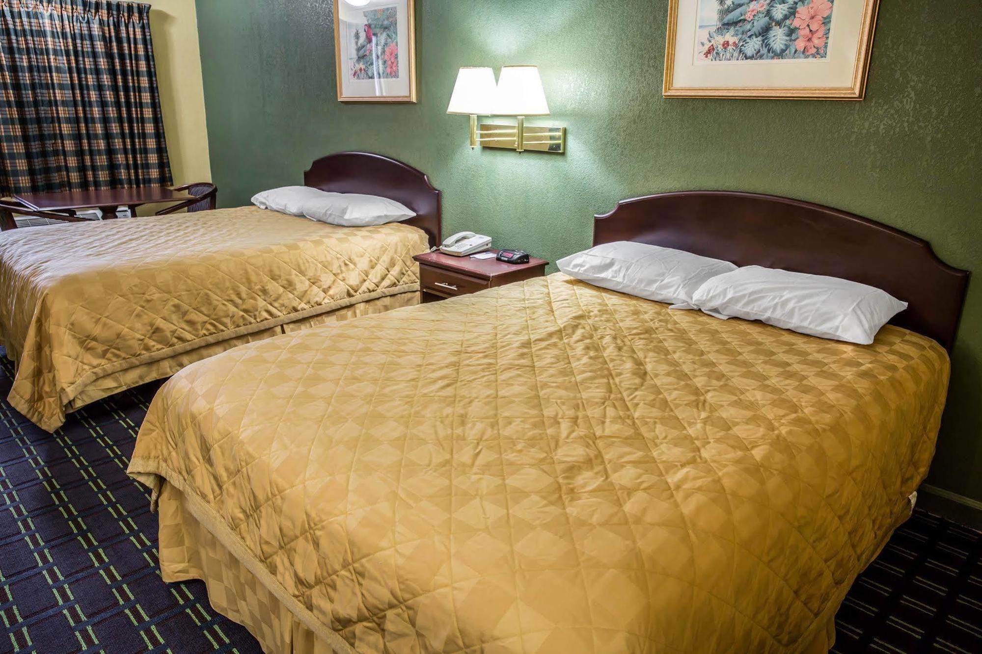 Rodeway Inn & Suites Plymouth Hwy 64 Екстериор снимка
