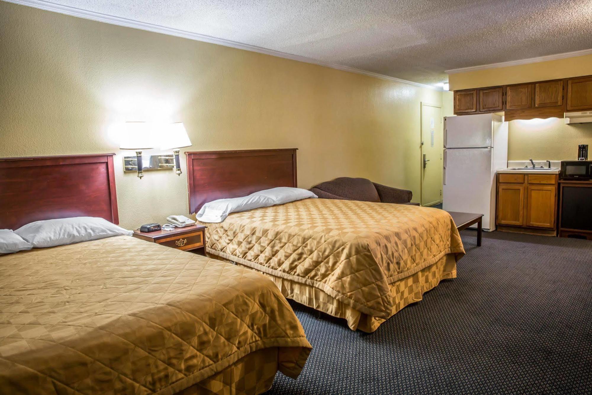Rodeway Inn & Suites Plymouth Hwy 64 Екстериор снимка