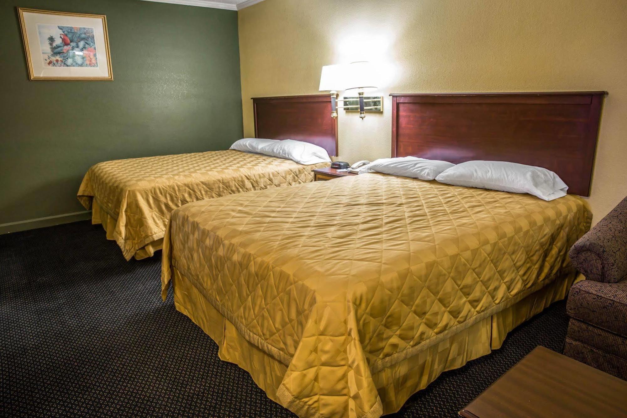 Rodeway Inn & Suites Plymouth Hwy 64 Екстериор снимка